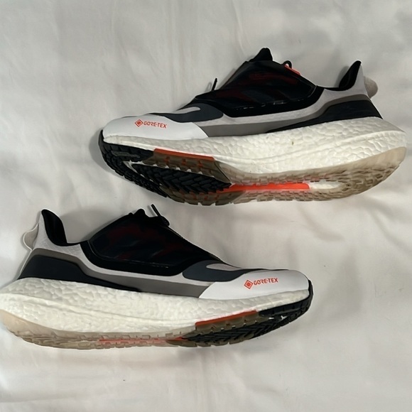 Adidas Ultraboost 22 Gore-Tex Men’s Running Shoe - Picture 3 of 9